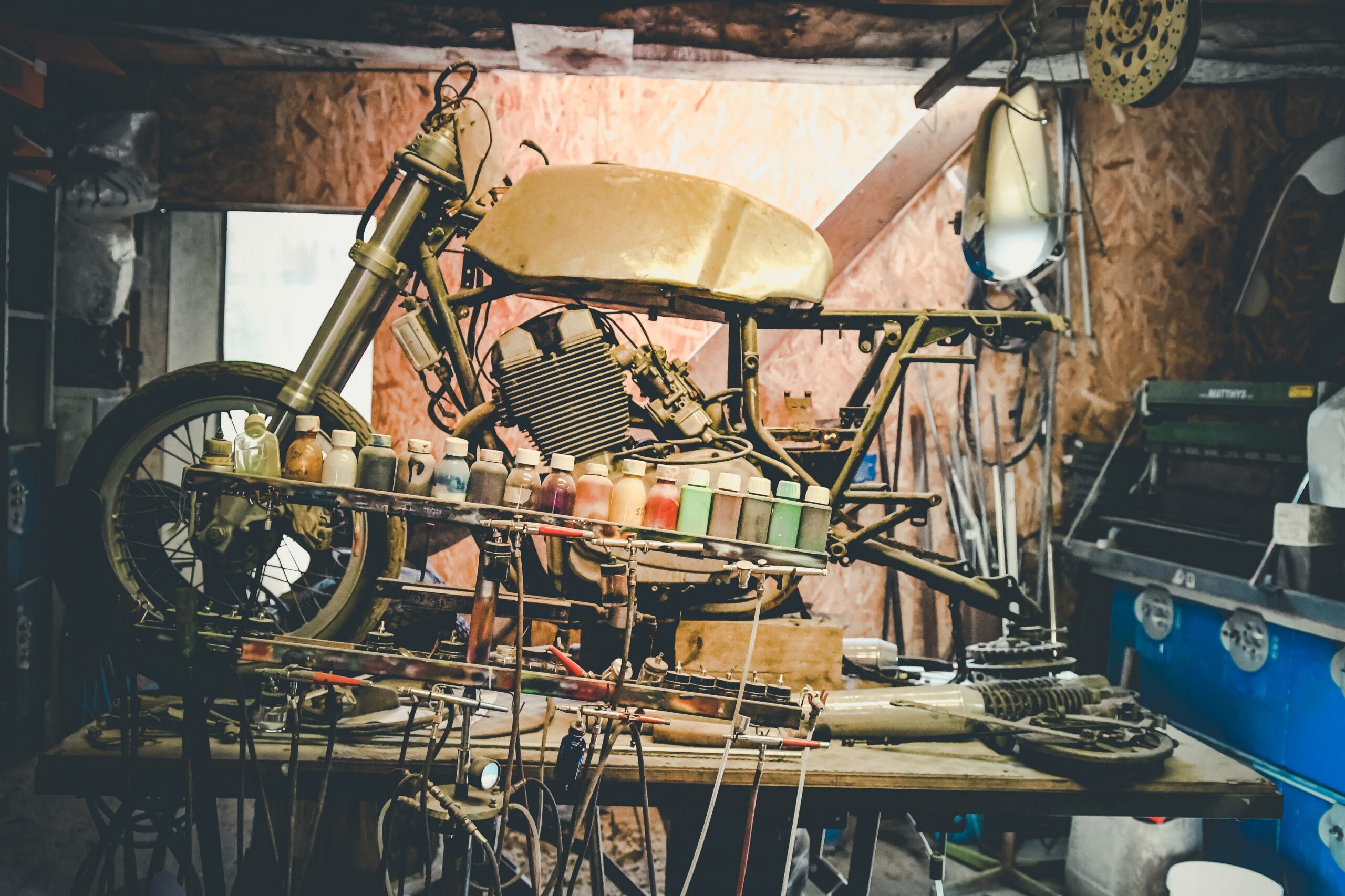 Chassis moto en cours restauration atelier