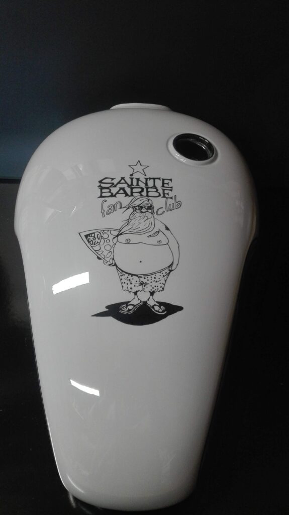 Dessin aerographe boussole fortune reservoir blanc