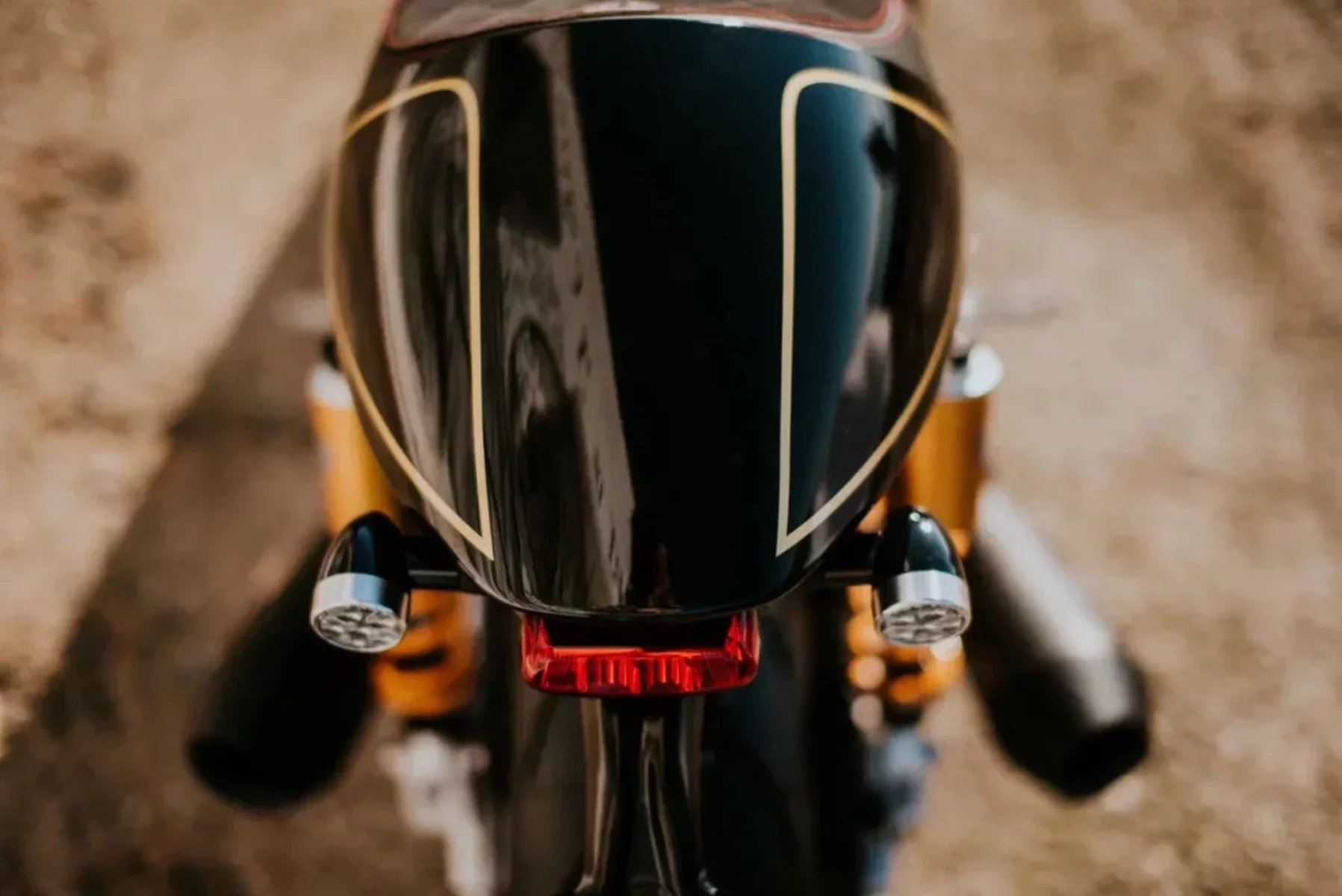 Dosseret selle cafe racer triumph noir filets or