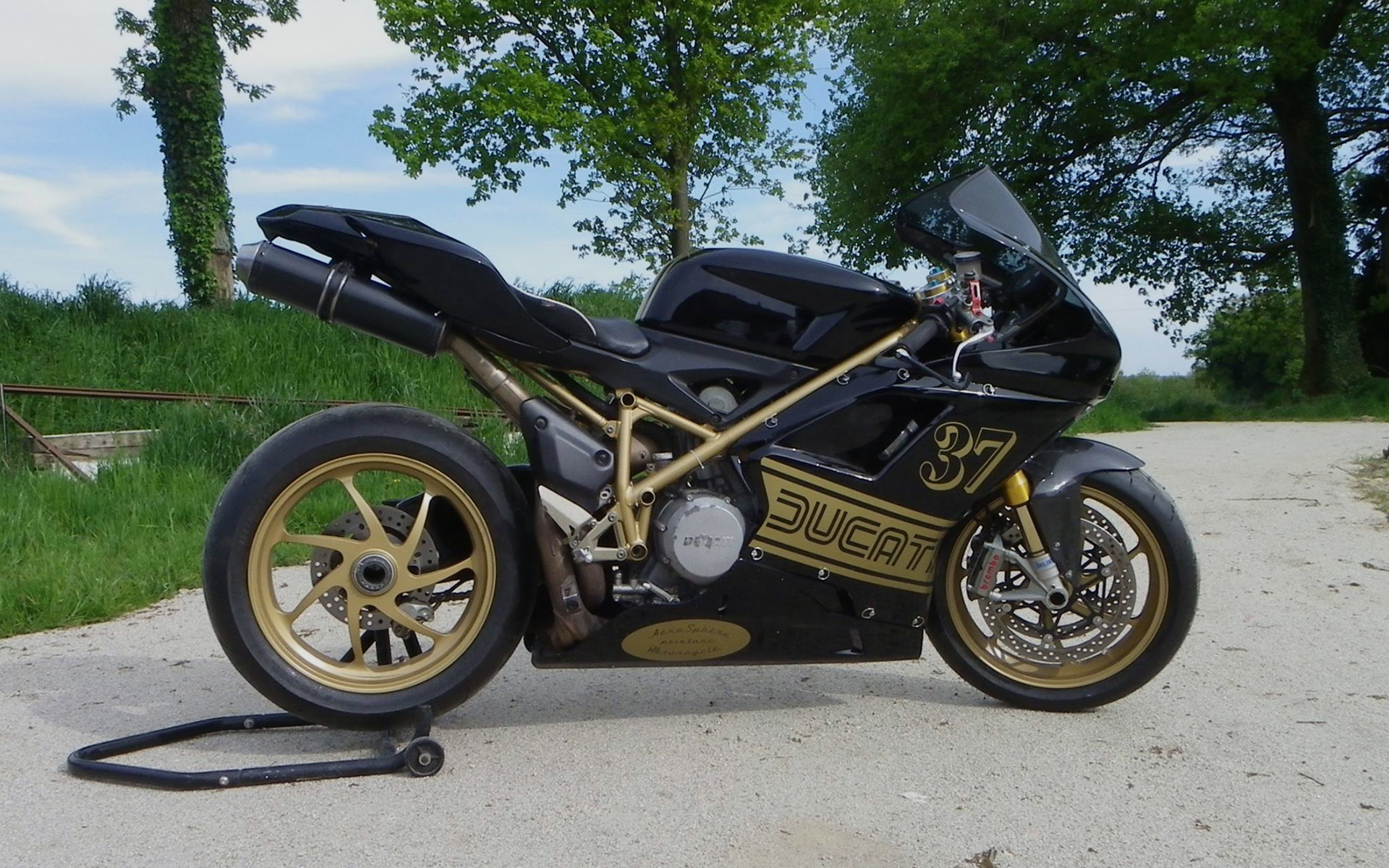 Ducati noire numero 37 cote sur route