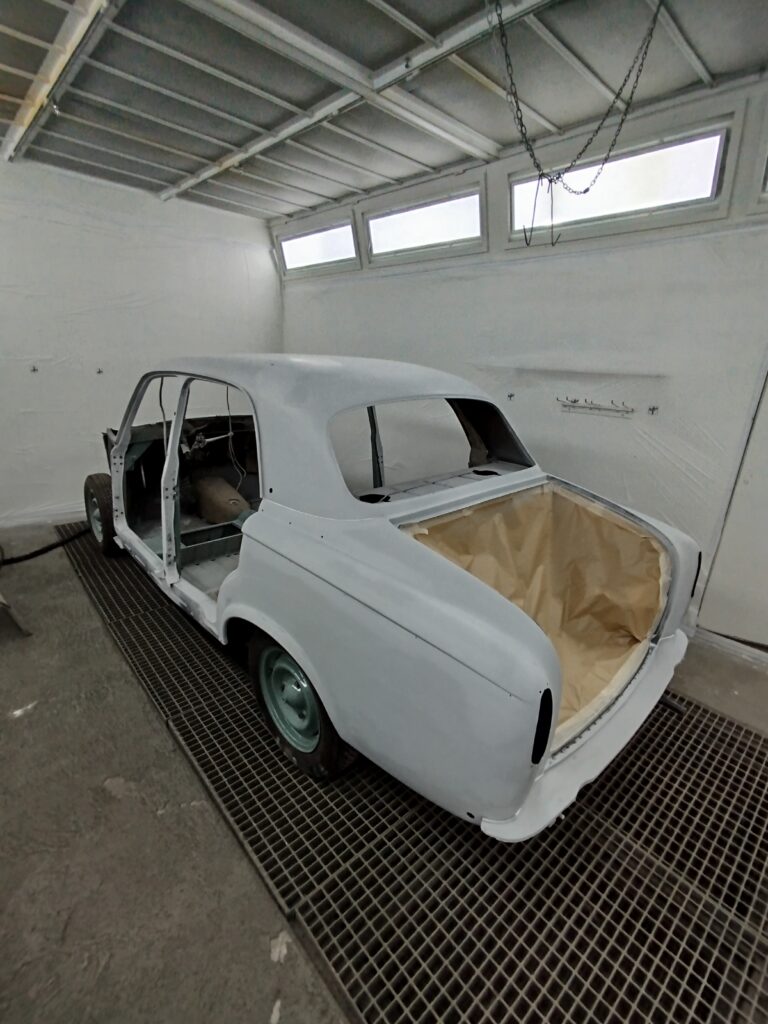 Peugeot 403 caisse appretee blanche trois quarts arriere