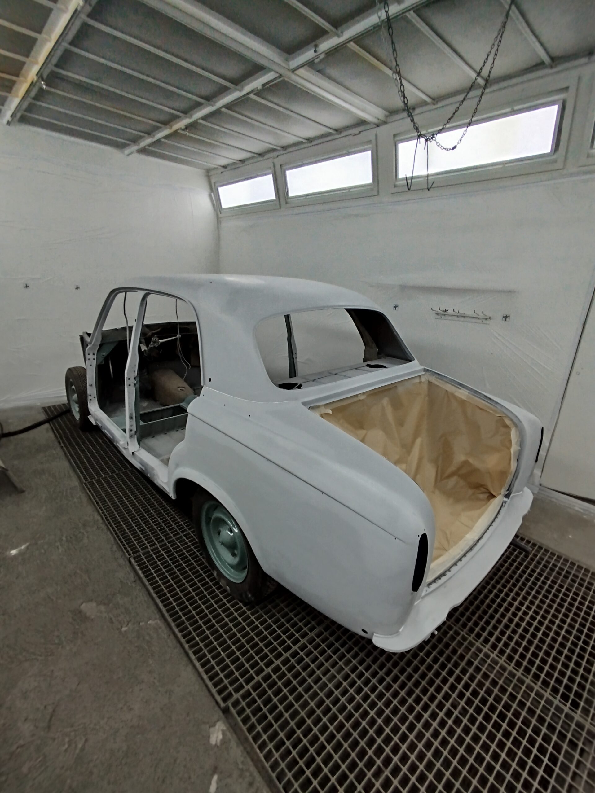 Peugeot 403 caisse appretee blanche trois quarts arriere