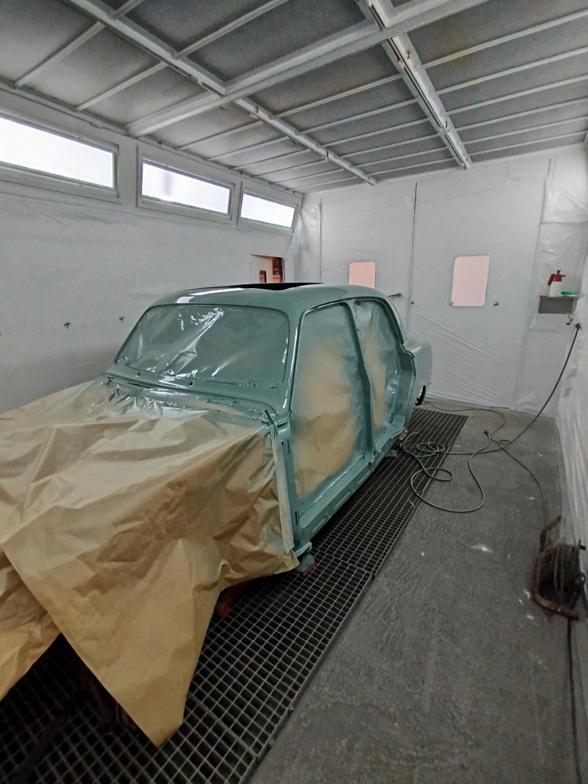 Peugeot 403 mise en peinture vert vintage cabine