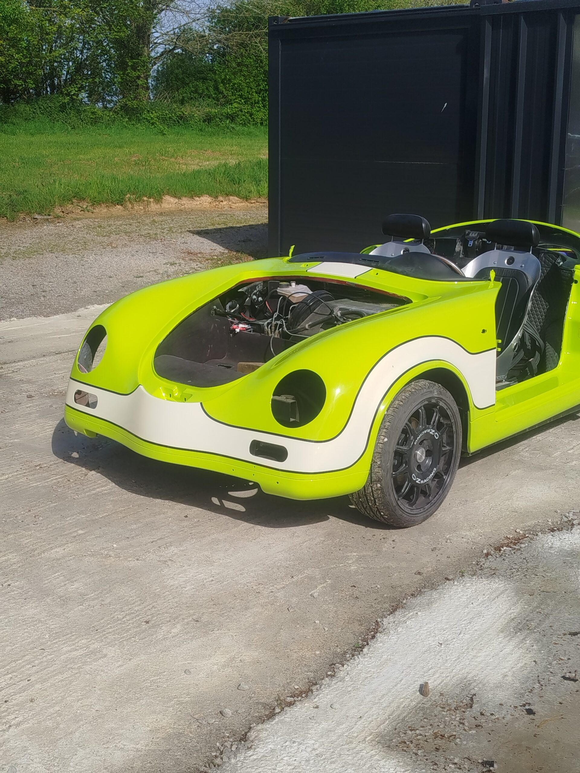 Pgo speedster trois quarts avant sortie cabine peinture