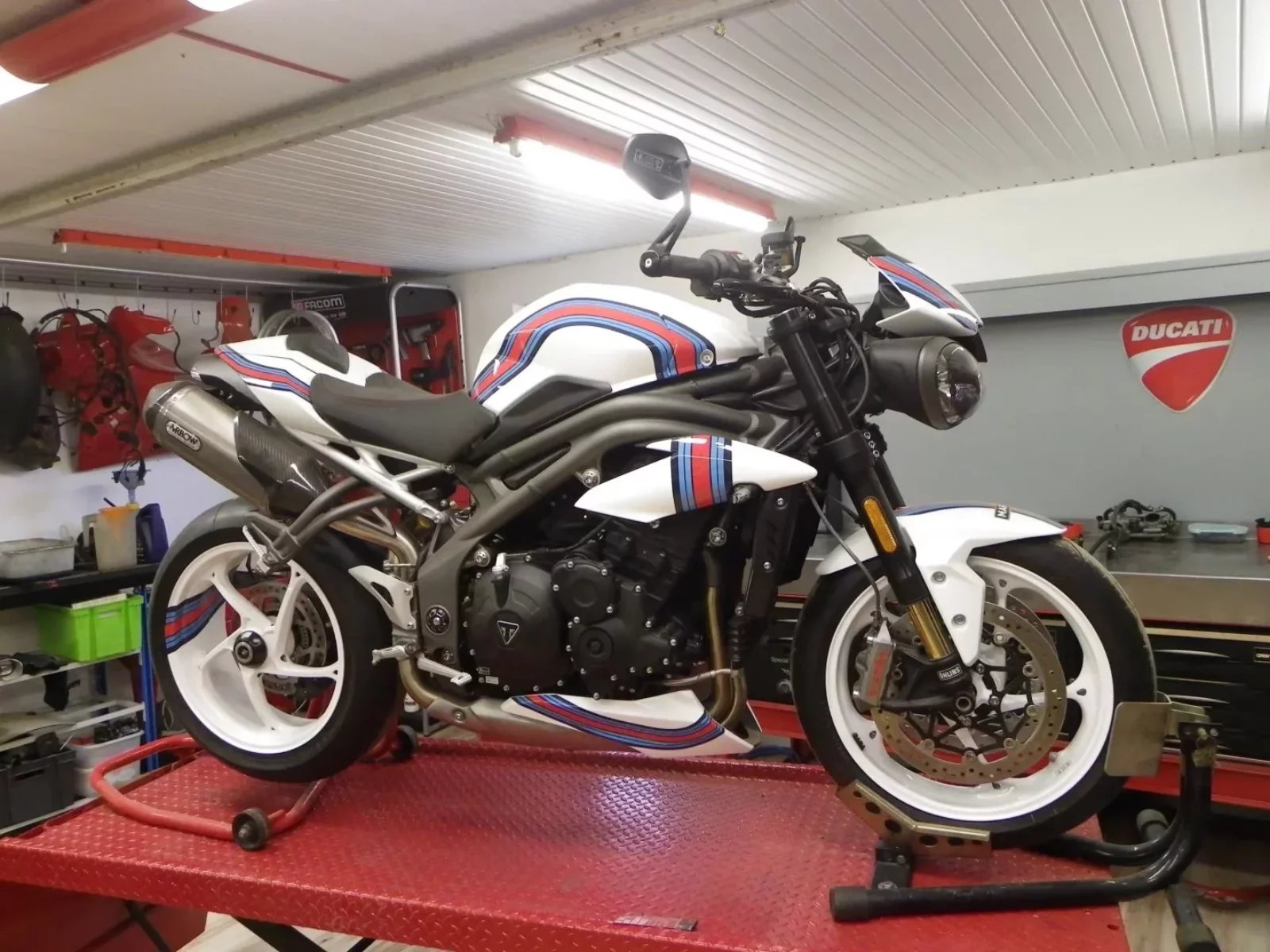 Triumph sur pont dans atelier cote